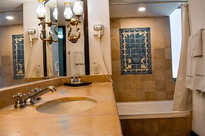 Country Hotel and Suites