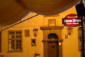 Monte Kristo Hotel