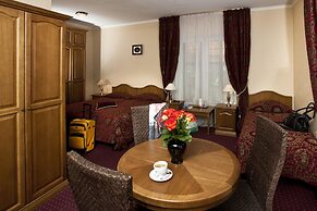 Monte Kristo Hotel
