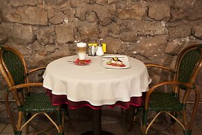 Monte Kristo Hotel