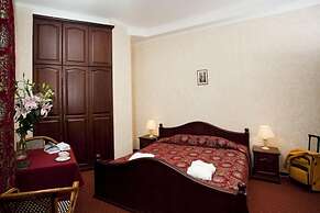 Monte Kristo Hotel