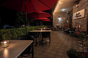 The Oswego Hotel