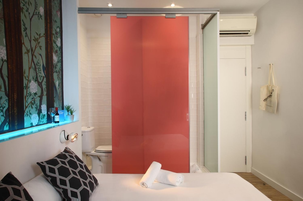 Chic & Basic Tallers Hostal