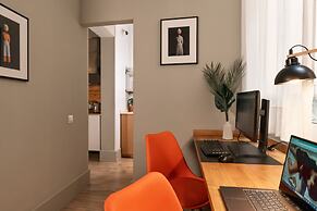 Chic & Basic Tallers Hostal