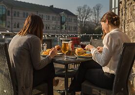 Riverside Hotel