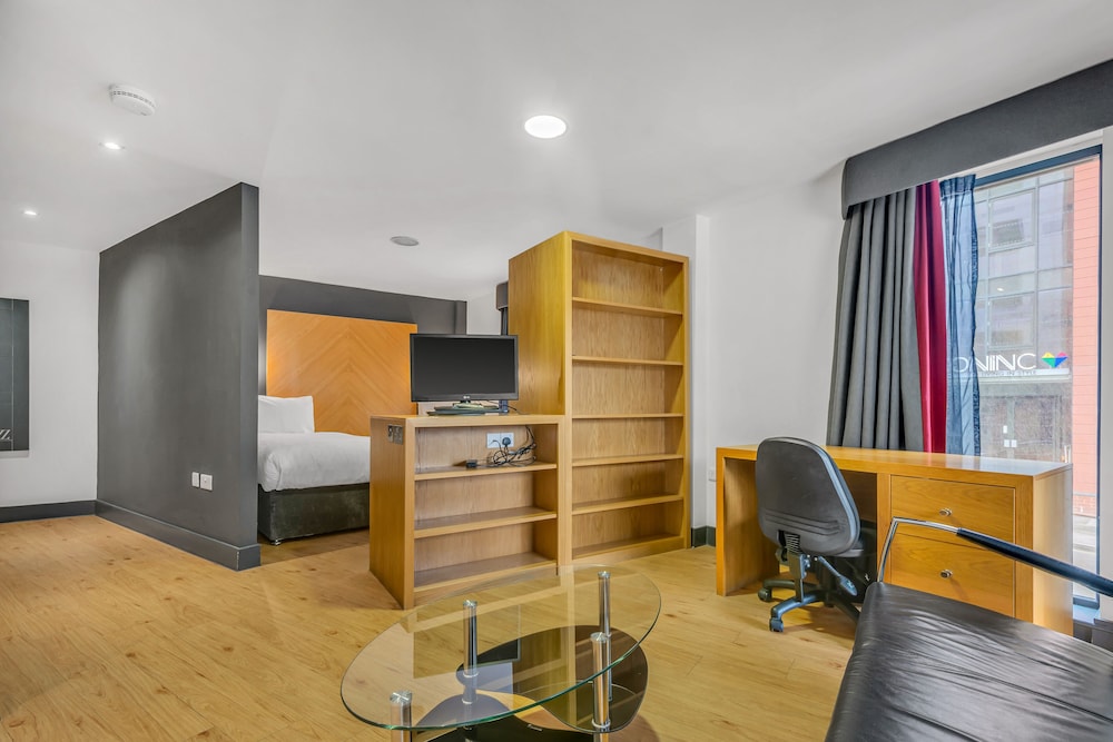Roomzzz Leeds City West