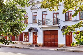 Alexander House