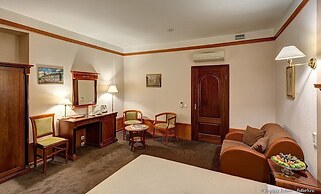Kristoff Hotel