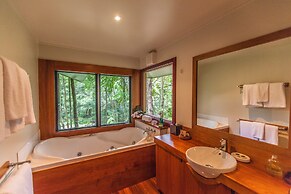 Silky Oaks Lodge, Beckons