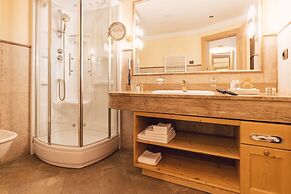 Alpenpalace Luxury Hideaway & Spa Retreat