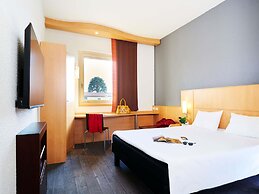 ibis Como