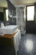 Orange Motel