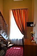 Deluxe Hotel