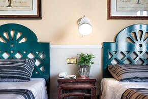 Colony Hotel