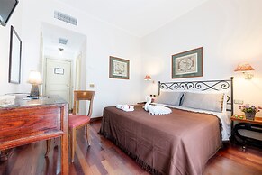 Colony Hotel