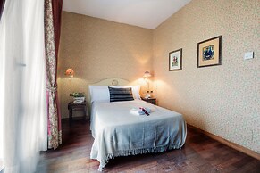 Colony Hotel