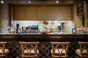 Colony Hotel
