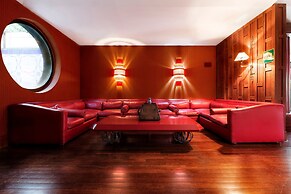 Colony Hotel