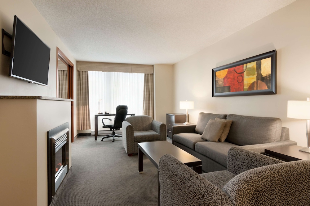 Embassy Suites Montréal by Hilton