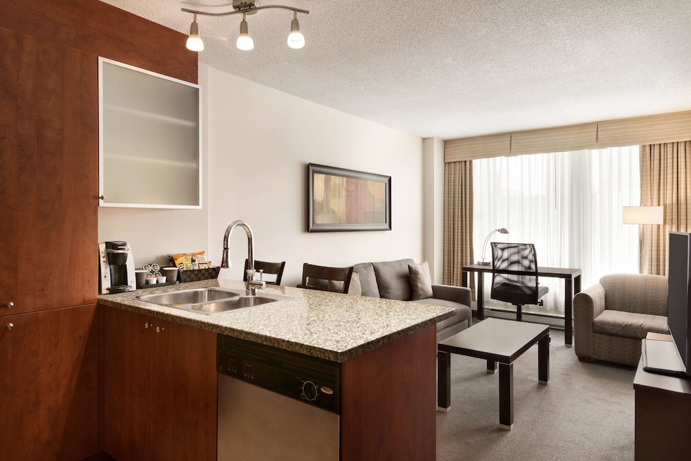 Embassy Suites Montréal by Hilton
