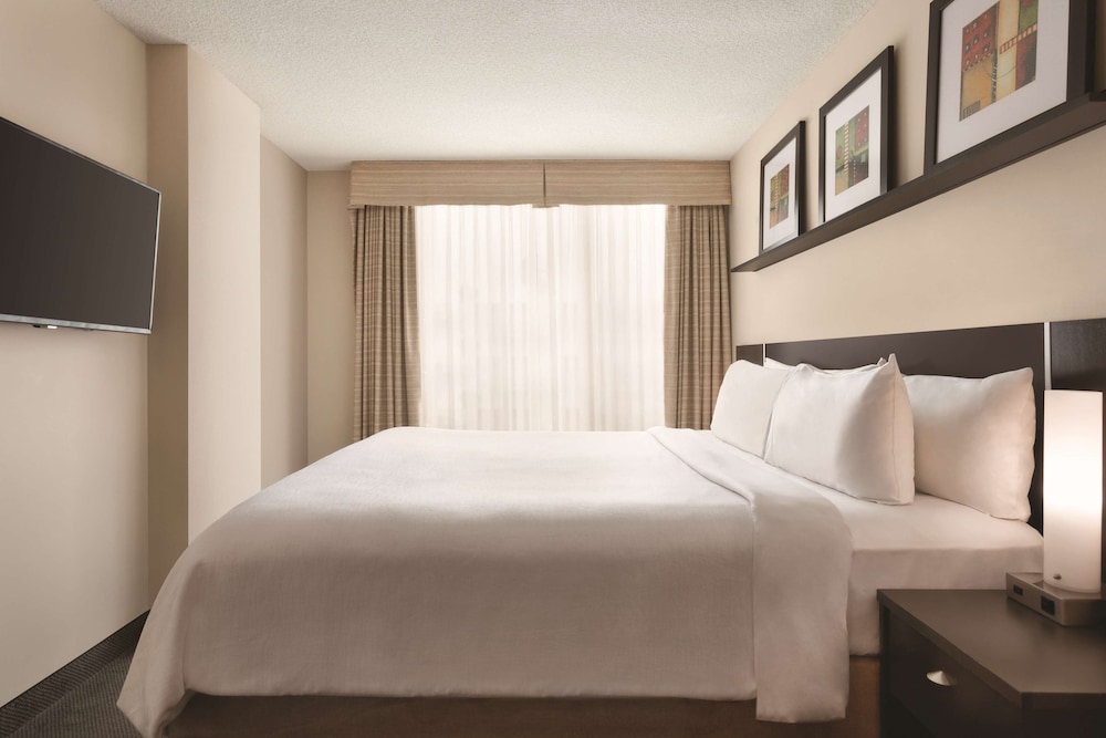 Embassy Suites Montréal by Hilton