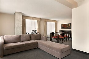 Embassy Suites Montréal by Hilton