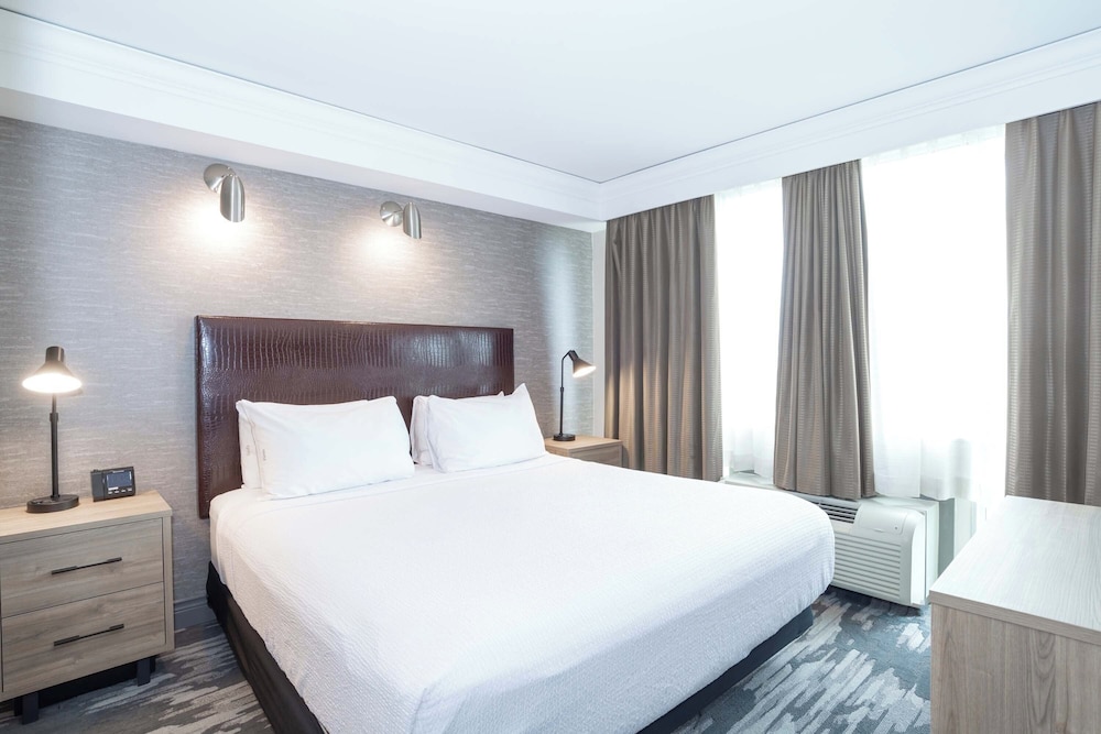 Sandman Signature Toronto Airport Hotel