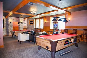 Twin Pine Inn & Suites