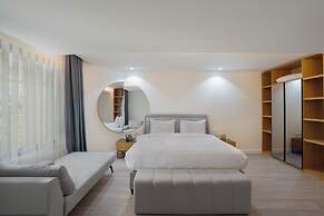 Plaza Athenee Hotel