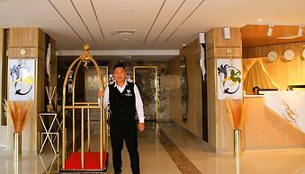Plaza Athenee Hotel