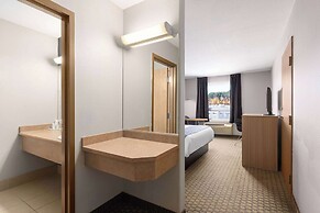 Super 8 by Wyndham St-Jerome