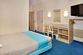 Motel 6 Peterborough, ON