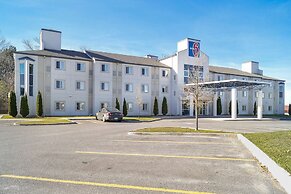 Motel 6 Peterborough, ON