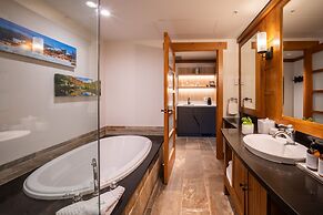 Nita Lake Lodge