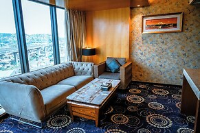 Peninsula Grand Hotel