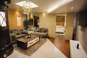 Peninsula Grand Hotel