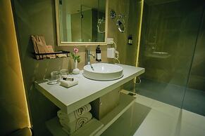 Peninsula Grand Hotel