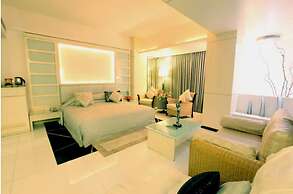 Peninsula Grand Hotel