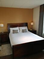 Eight Acres Hotel