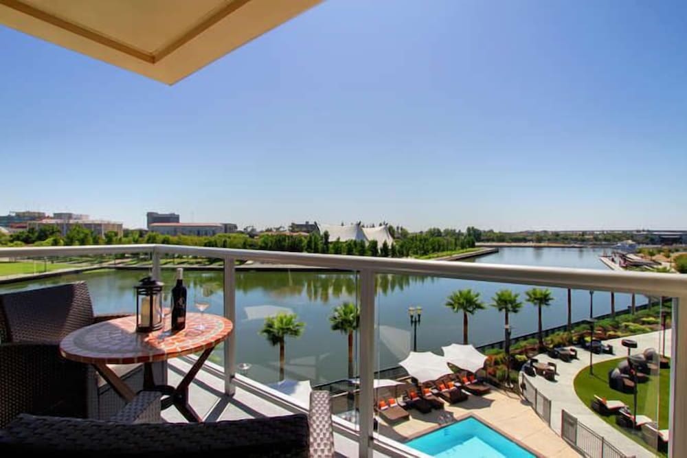 University Plaza Waterfront Hotel