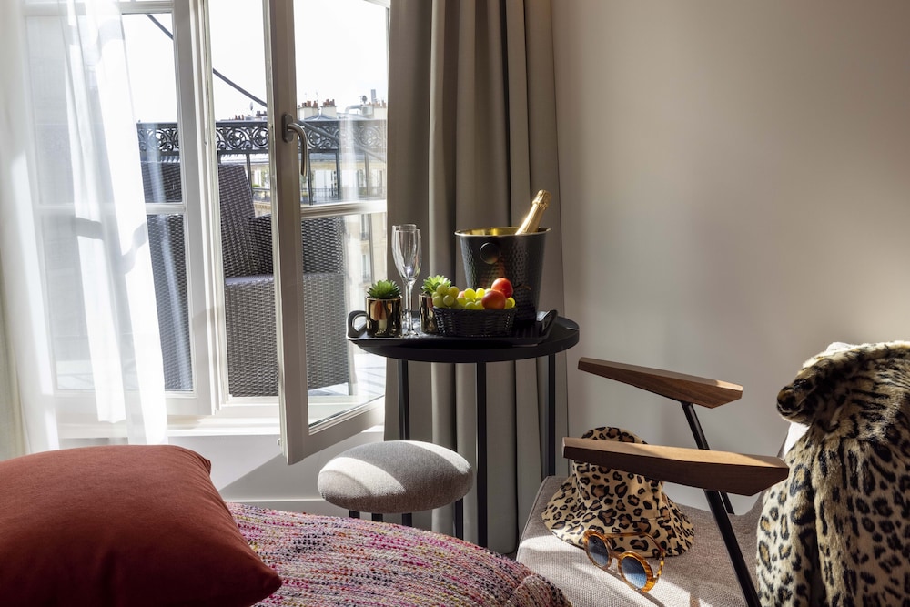 Le 12 Hotel