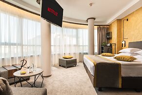 Rosslyn Central Park Hotel