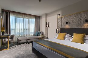 Rosslyn Central Park Hotel