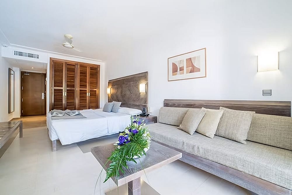FERGUS Club Font de Sa Cala Beach