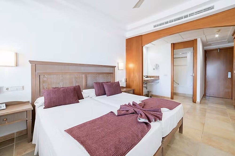 FERGUS Club Font de Sa Cala Beach