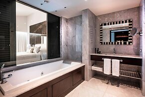 Charisma De Luxe Hotel