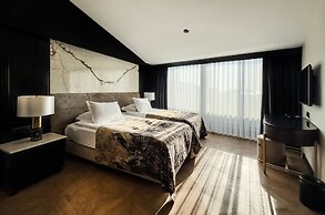 Charisma De Luxe Hotel