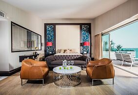 Charisma De Luxe Hotel