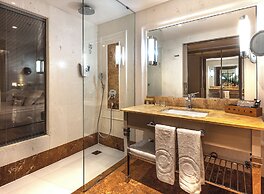 Charisma De Luxe Hotel