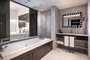 Charisma De Luxe Hotel